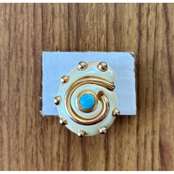 VTG KJL Kenneth Jay Lane Shell Gold Acrylic White Cream SINGLE Clip On Earring - Picture 2 of 3